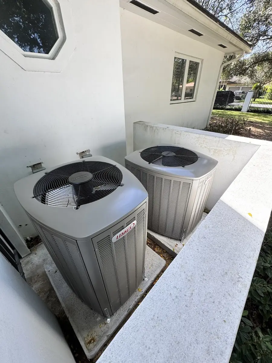 Dos unidades exteriores Lennox instaladas por Skyline HVAC en una residencia de Hialeah