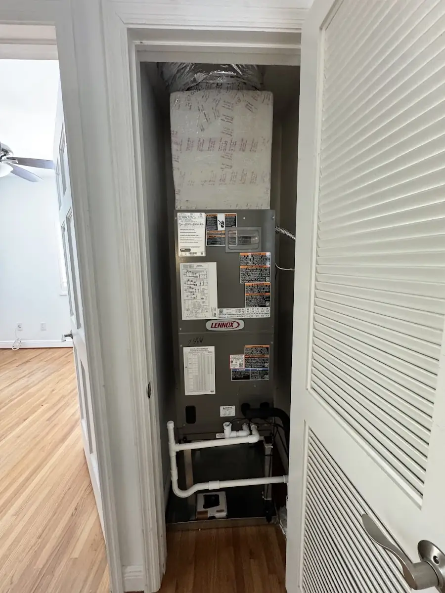 Air handler Lennox interior instalado por Skyline HVAC