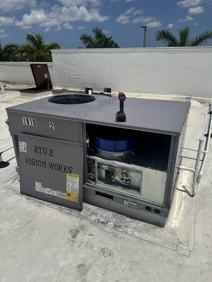 Unidad rooftop comercial RTU 2 en mantenimiento